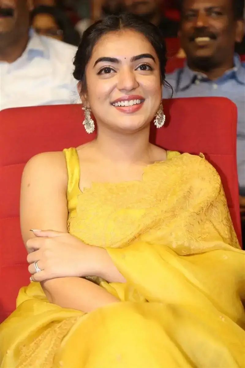 INDIAN ACTRESS NAZRIYA NAZIM IN GOLDEN YELLOW SAREE 10